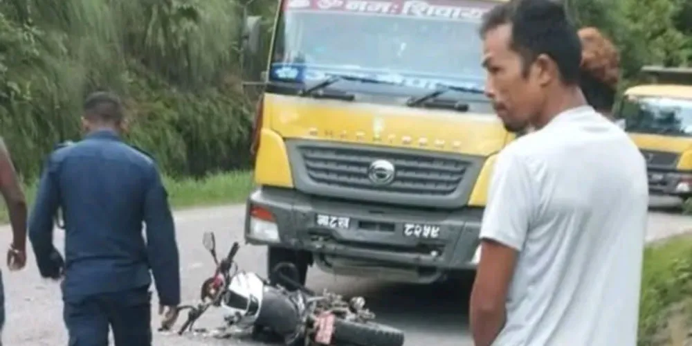 दाङमा टिप्परको ठक्करबाट मोटरसाइकलमा सवार एक युवकको मृत्यु