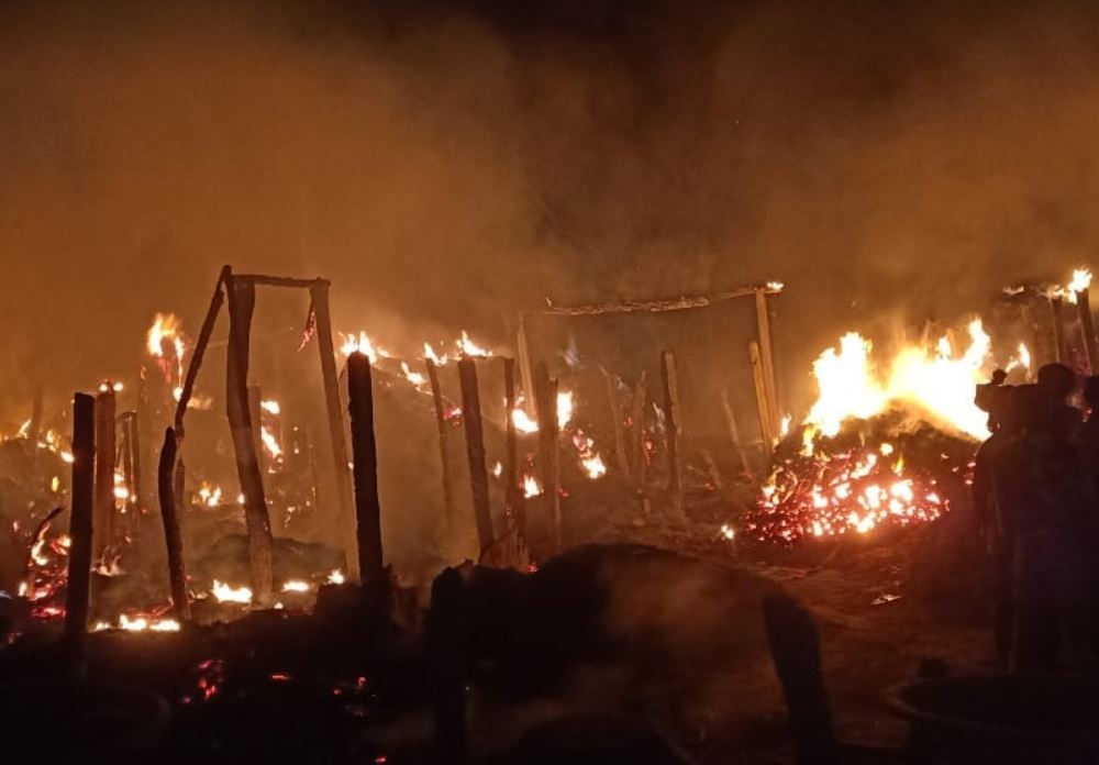 पर्साको बहुदरमाईमा आगलागी हुँदा, घर र गोठ जलेर नष्ट