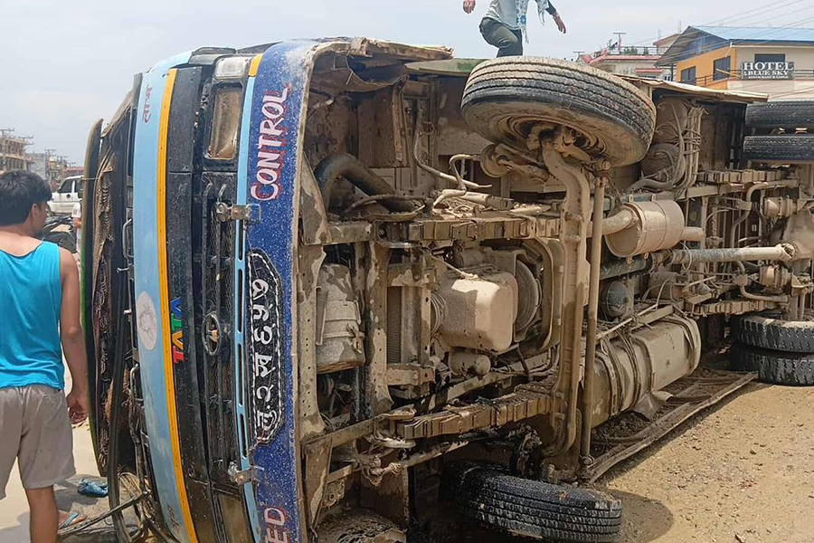 बस पल्टिँदा १ जनाको मृत्यु, १३ घाइते