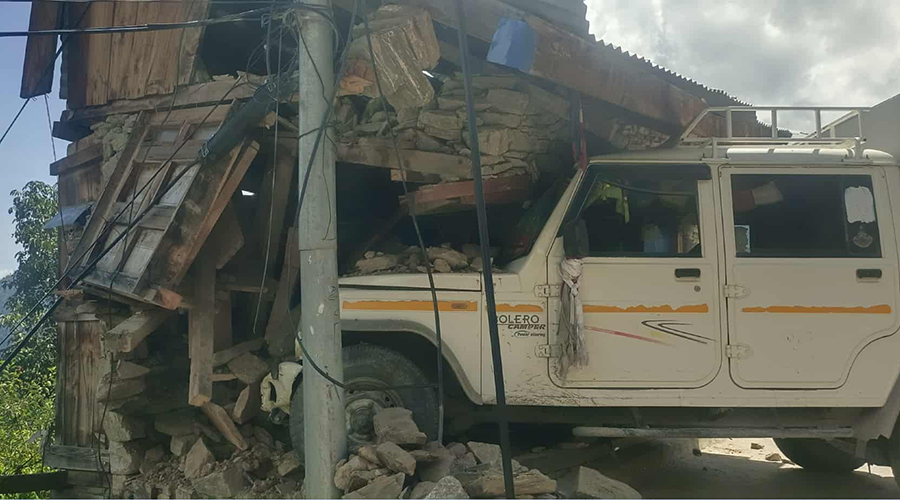 हुम्लामा गाडीको ब्रेक फेल भएर घरमा ठोकिन, चालक घाइते 