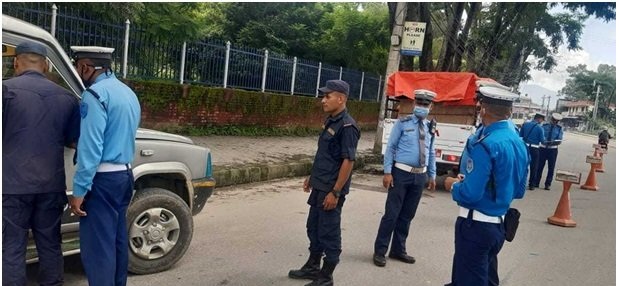 ट्राफिक प्रहरीको लापसे चेकिङ गर्दा : २० जना चालक पक्राउ