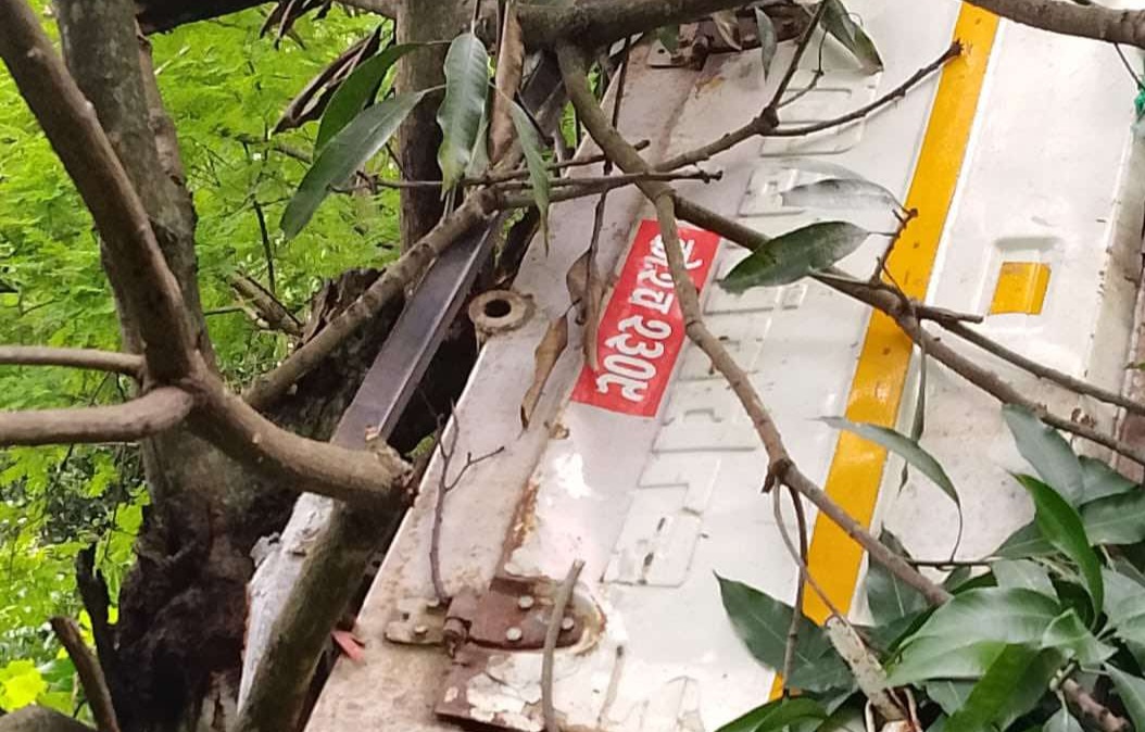 धनकुटामा गाडी दुर्घटना हुँदा : १७ जना घाइते, ३ जना गम्भीर