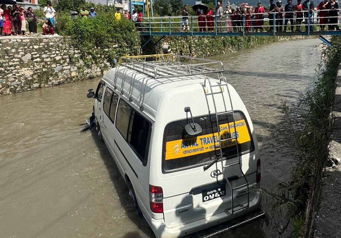 ईभी माइक्रो बस खोलामा खस्यो