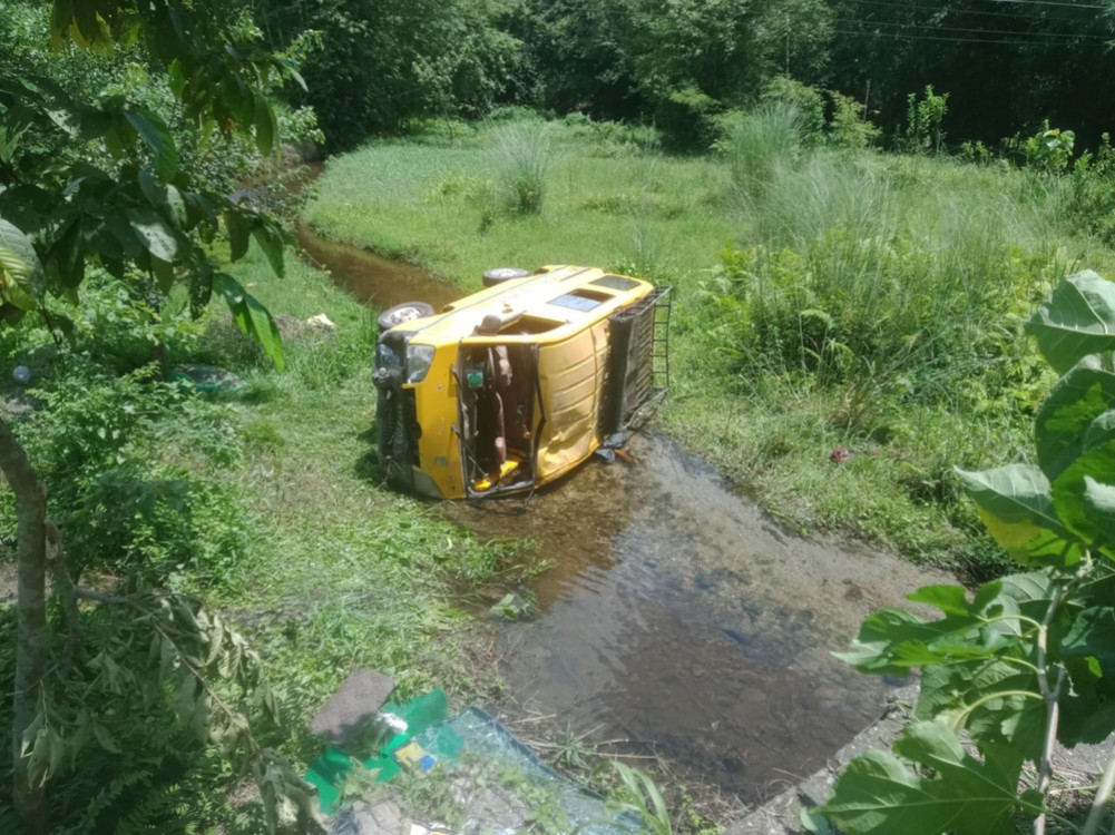 झापामा स्कुल भ्यान दुर्घटना हुँदा, १८ जना घाइते