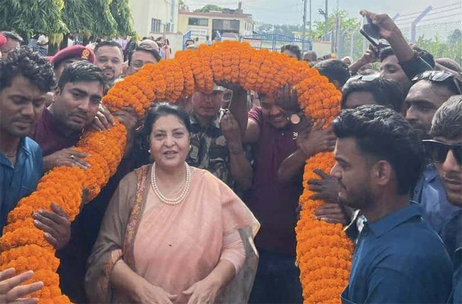 वीरगञ्जमा पूर्वराष्ट्रपति विद्यादेवी भण्डारीलाई ५१ किलोको मालाले स्वागत