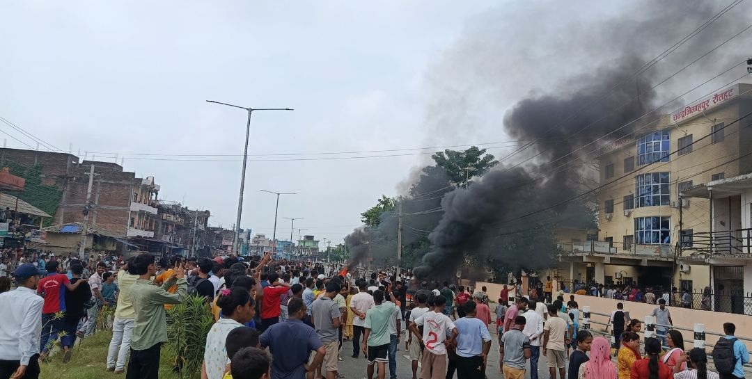 रौतहटको चन्द्रपुर कार्यालयमा तोड्फोड र आगजनी