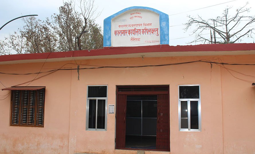 कपिलवस्तु कारागारबाट भागेका १३१ कैदीबन्दी प्रहरीको नियन्त्रणमा