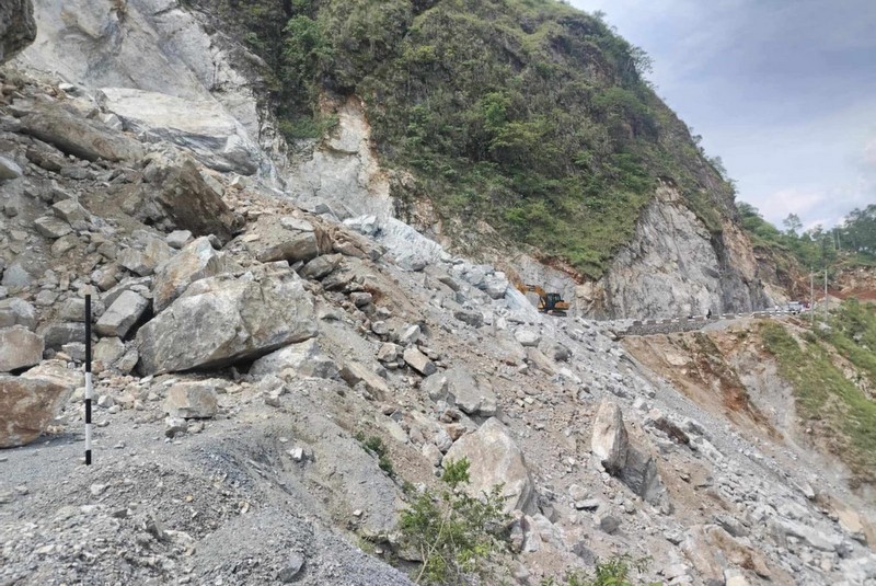 बाढी र पहिरोका कारण विभिन्न ७ राजमार्ग अवरुद्ध