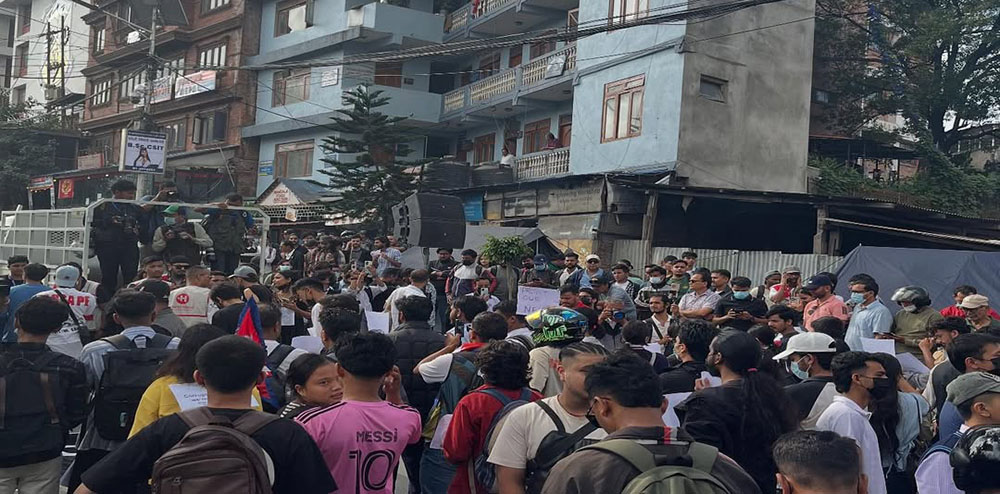 जेनजीमाथि घरको छतबाट टियर ग्यास प्रहार भएपछि घर तोडफोड