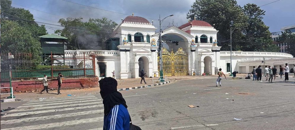 सिंहदरबारको मूल गेटमा प्रदर्शनकारीले लगाए आगो