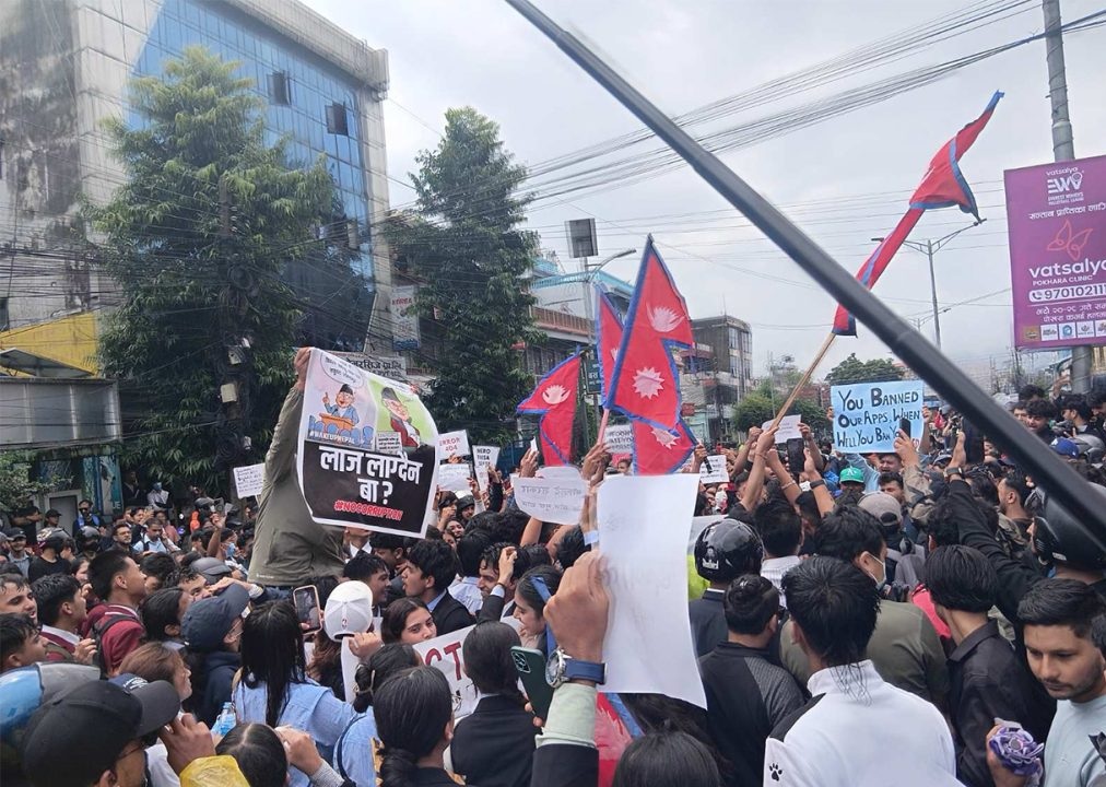 पोखरामा जेनजी प्रदर्शनकारीले गरे गण्डकी प्रदेशका मुख्यमन्त्री कार्यालय घेराउ