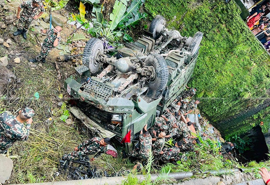 हेटाैंडामा नेपाली सेनाको ट्रक दुर्घटना हुँदा, ४ जना घाइते