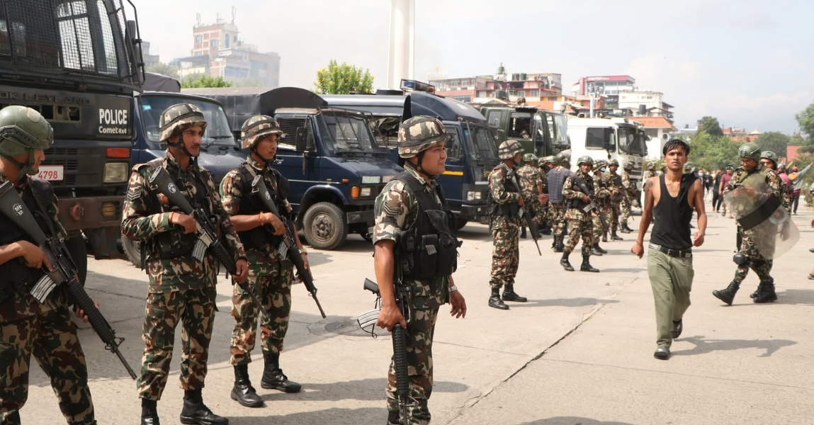 निषेधाज्ञा लागू गर्ने तयारीमा सेना, लुटपाटमा संलग्न २७ जना नियन्त्रणमा