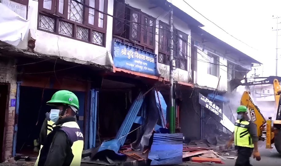 पोखरीको जग्गा मिचेर बनाइएका घर महानगरले भत्कायो