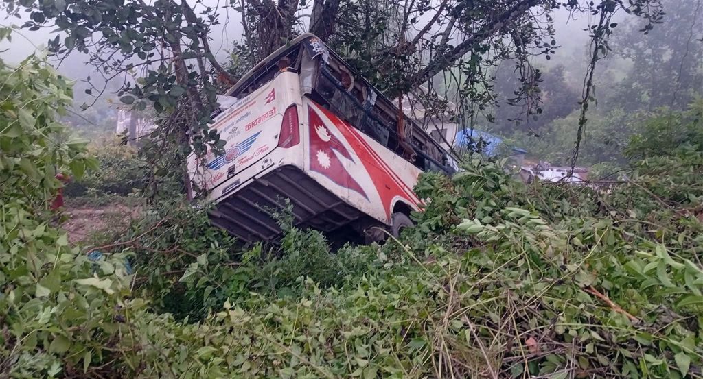 गोरखाको तान्द्राङमा बस दुर्घटना हुँदा २१ जना घाइते