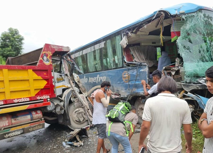 धादिङमा यात्रु बस र टिपर ठोक्किए