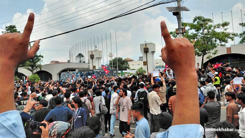 प्रहरीको घेरा तोड्दै जेनजीले संसद् भवनभित्र छिरे