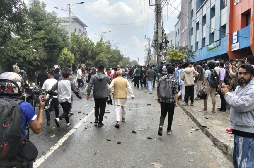 संसद भवन अगाडि पुगे जेनजी, प्रहरीले अश्रुग्याँस प्रहार