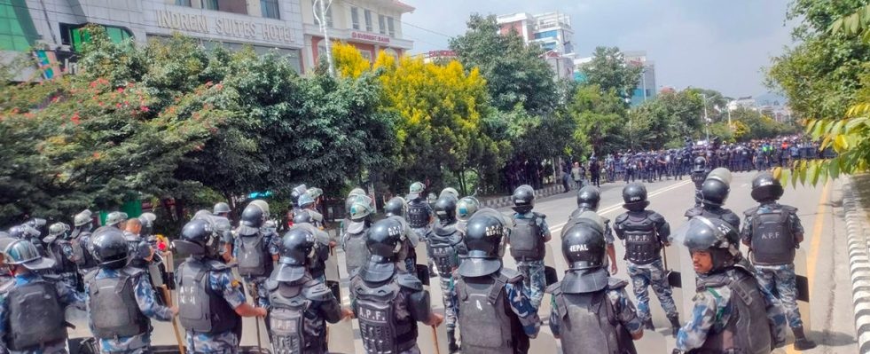 जेनजी प्रदर्शनका कारण बबरमहल-बानेश्वर सडकमा सवारी आवागमन पूर्णरुपमा बन्द