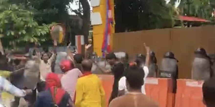 मधेश प्रदेशको मुख्यमन्त्री कार्यालयमा ढुंगामुढा प्रहार