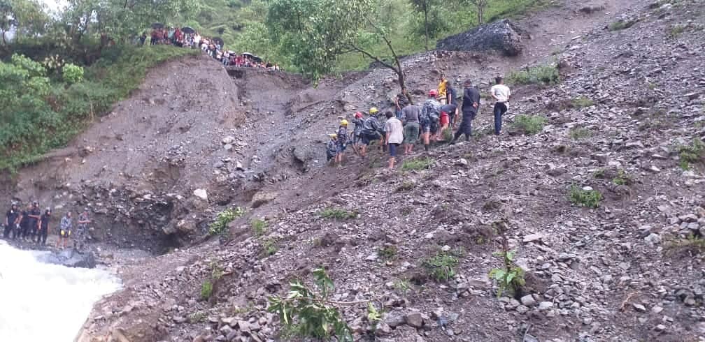 नौगाड खोलामा अटो खस्दा : १ जनाको मृत्यु, २ जना  बेपत्ता