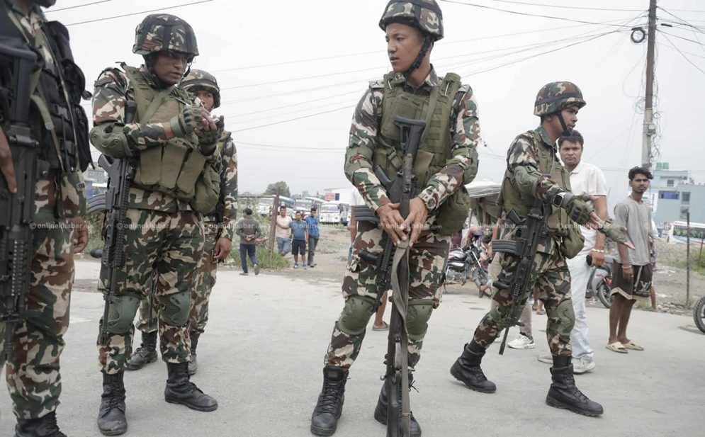 सेनाले भन्यो : सुरक्षाकर्मीहरूबाट लुटिएका हातहतियार बुझाउनू 