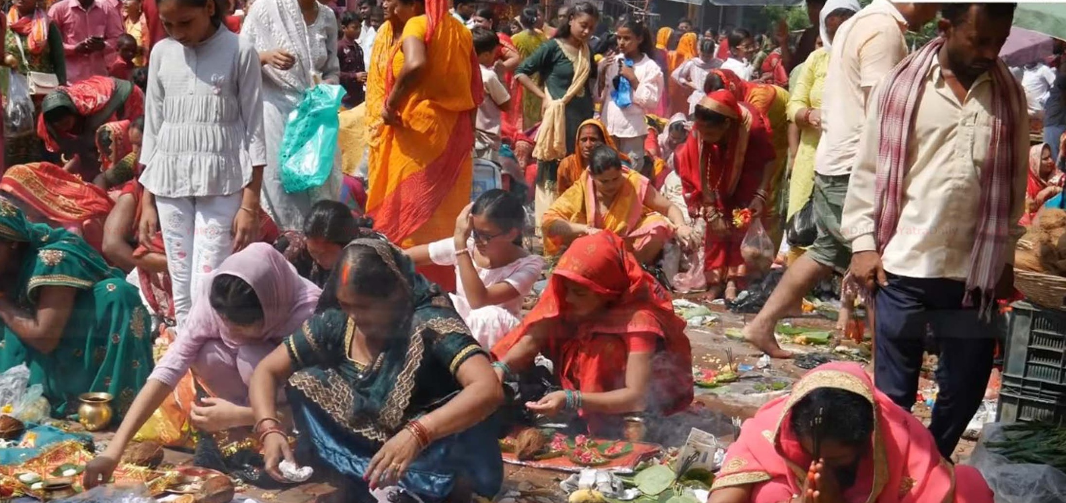 मधेशका शक्तिपीठहरूमा खोइछ भर्ने महिला तथा लड्डु चढाउने श्रद्धालुको भीड