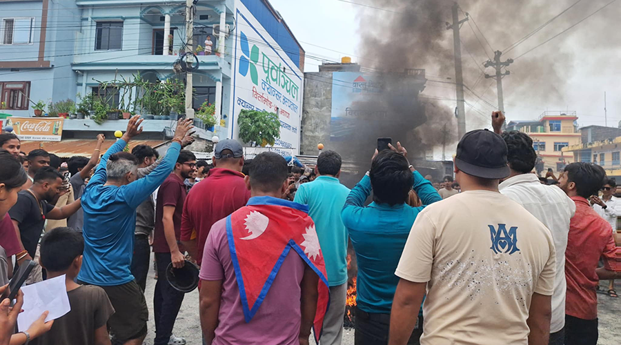 विराटनगरमा दमनकोविरोध आन्दोलनमा पुष्पलालको सालिक ताेडफाेड