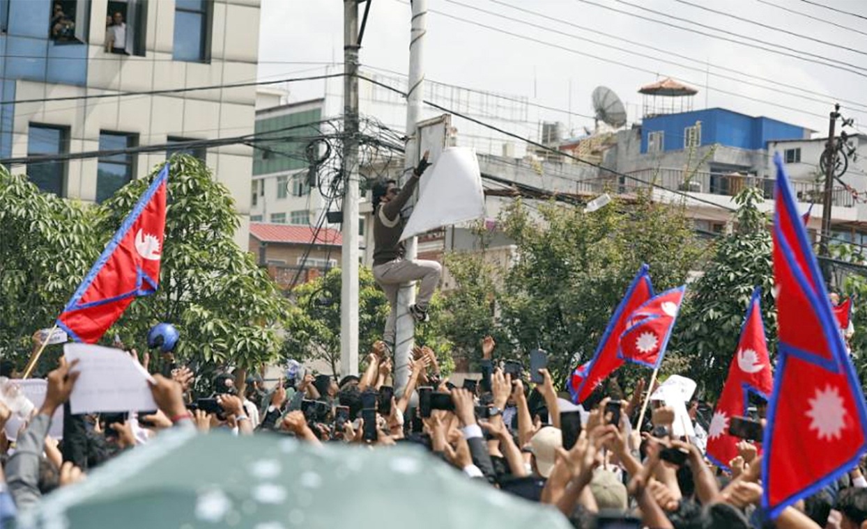 प्रदर्शनमा उत्रिएका जेनजीले प्रधानमन्त्री ओलीको फोटो च्याते 