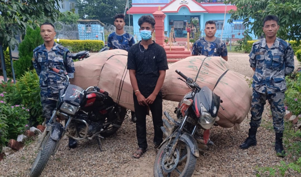 भन्सार छलीको कपडा र दुईवटा मोटरसाइकलसहित एक युवक पक्राउ, अर्का फरार