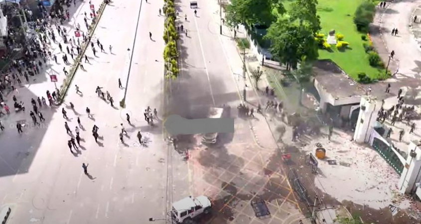 बानेश्वरमा जेन जी युवाहरूले एम्बुलेन्समा आगजनी