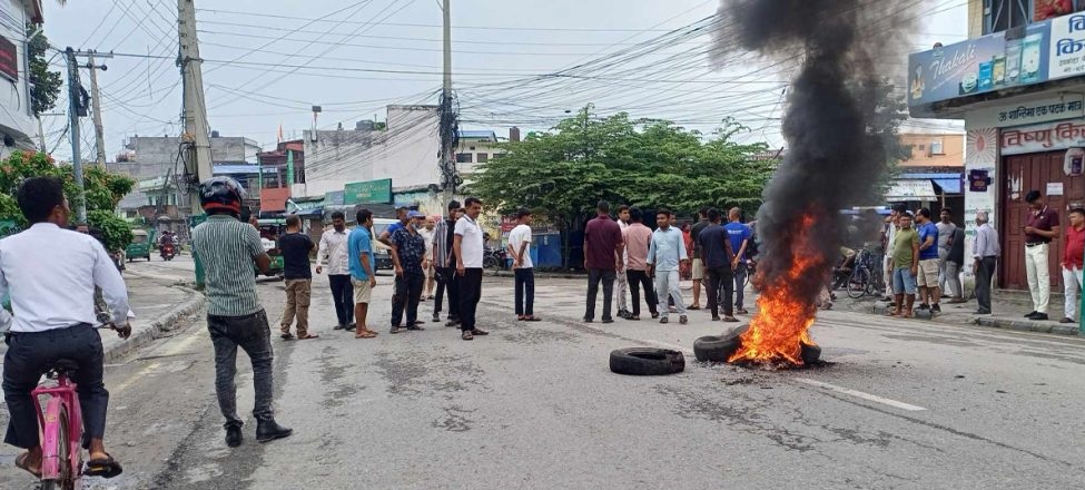 जेनजीको आन्दोलनमा विराटनगरको देवकोटा चोकमा टायर बालेर प्रदर्शन