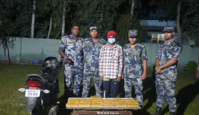 पर्सामा चरेससहित एक भारतीय नागरिक पक्राउ