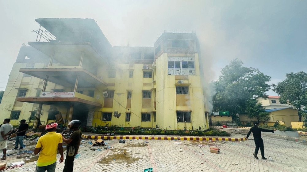 जेनजी आन्दोलनकारीले सिरहाका सरकारी कार्यालयमा आगजनी