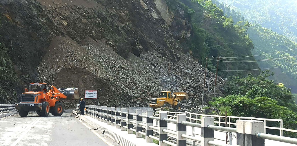बाढी पहिरोका कारण कोशी र बागमती प्रदेशका तीन राजमार्ग अवरुद्ध