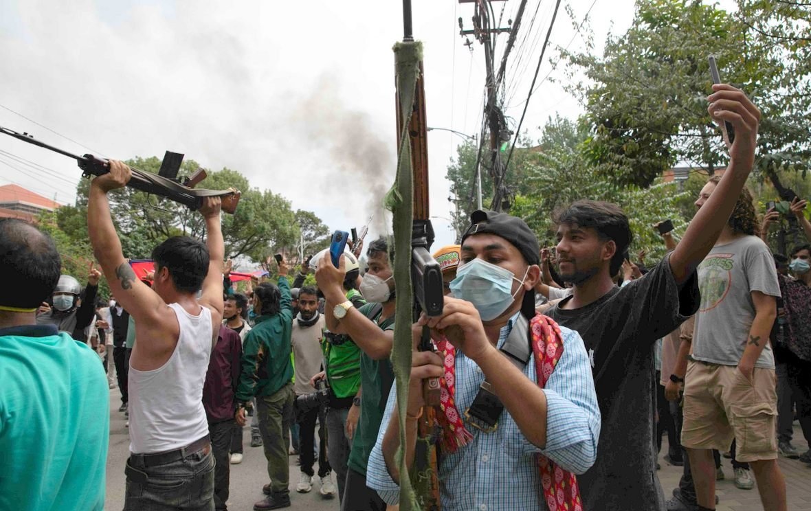 जेनजी प्रदर्शनको क्रममा नेपाल प्रहरीबाट ११ सय थान हतियार लुटे