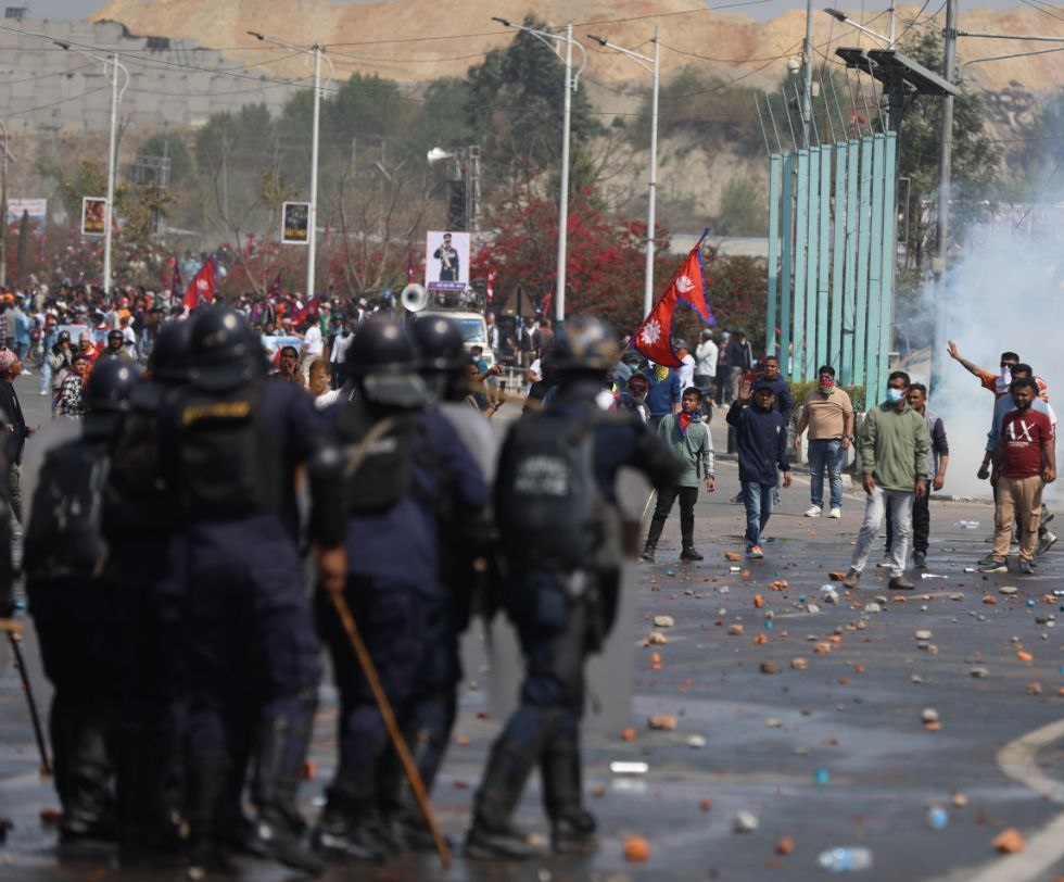 जेनजीहरूको प्रदर्शन उग्र बन्दै : प्रहरीले चलायो गोली