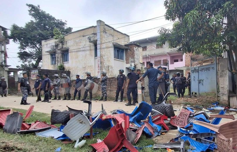 प्रदर्शनकारीले सर्लाहीमा एमाले र कांग्रेस पार्टी कार्यालयमा आगजनी
