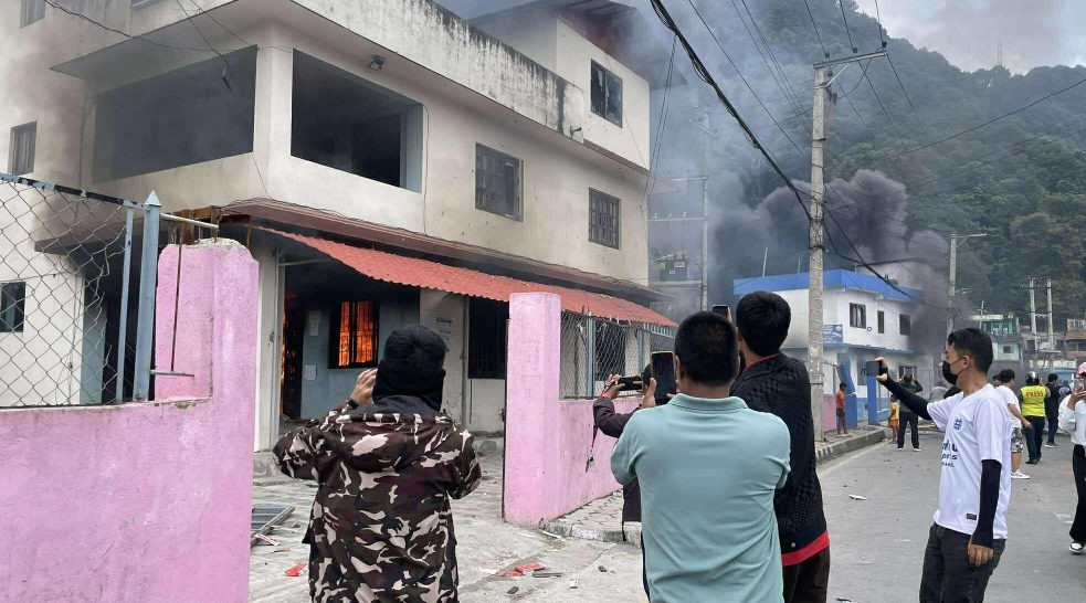 तारकेश्वरमा प्रहरी चौकी र वडा कार्यालयमा प्रदर्शनकारीले आगजनी