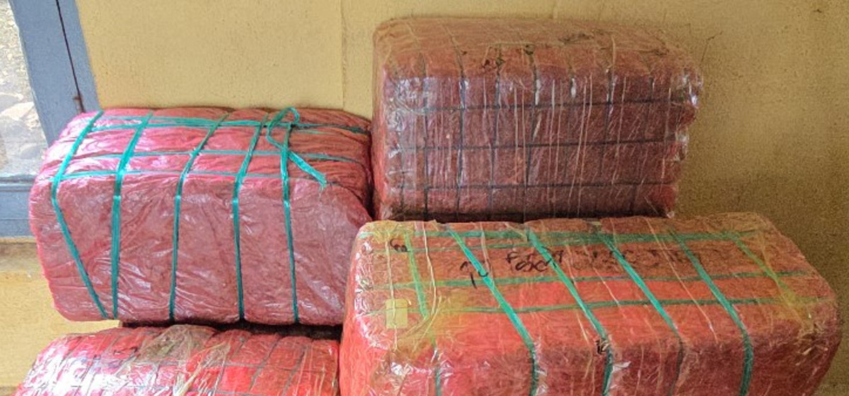 प्रहरी देखेपछि ३ सय किलो गाँजा फालेर तस्कर फरार