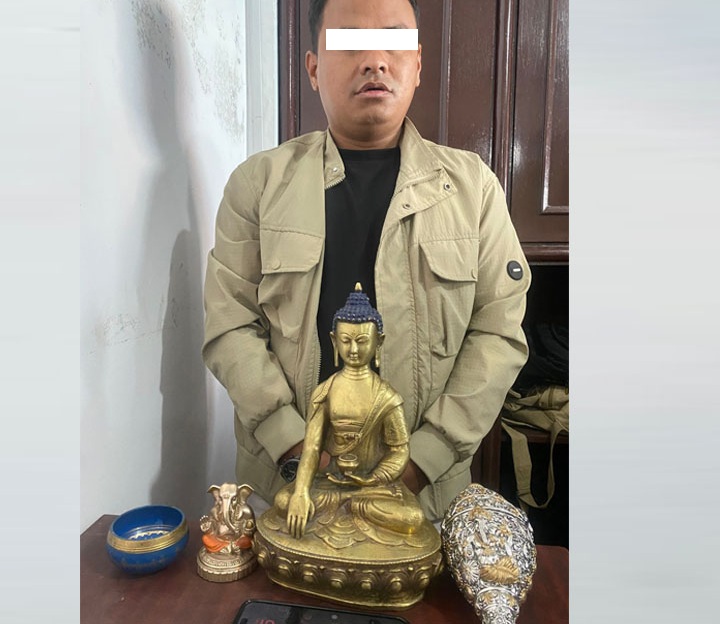 बुद्ध मूर्ति र आइफोन चोर्ने एक युवक पक्राउ