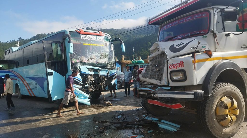 बस र टिपर ठोक्किए, ११ जना घाइते