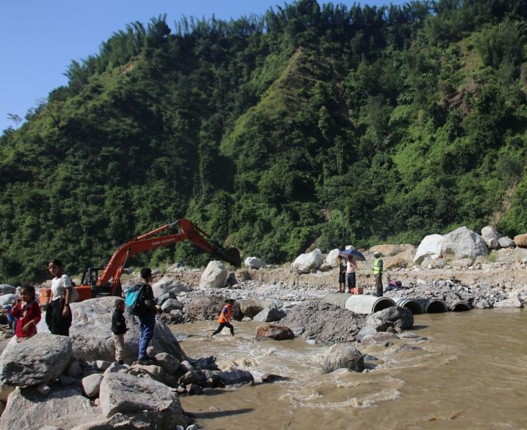 पाँचथरको फेमे खोलामा ‘डाइभर्सन’ निर्माण कार्य सुरु