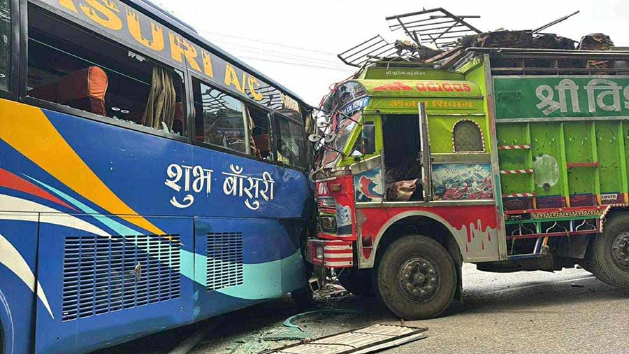 मुग्लिन नारायणगढ सडकखण्डमा बस र ट्रकसहित ७ वटा सवारीसाधन ठोक्किए