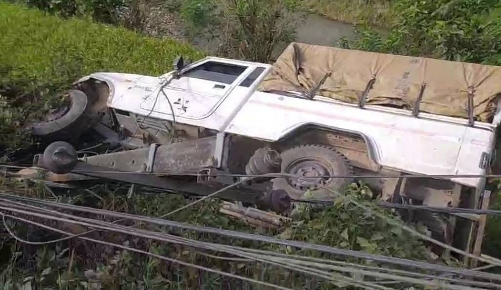 बोलेरो जीपले अनियन्त्रित भई बिजुलीको पोलमा ठोक्किंदा विद्युत सेवा अवरुद्ध