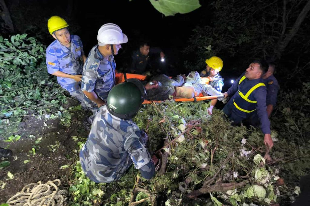 धनकुटामा ट्रक दुर्घटना हुँदा, २ जना घाइते