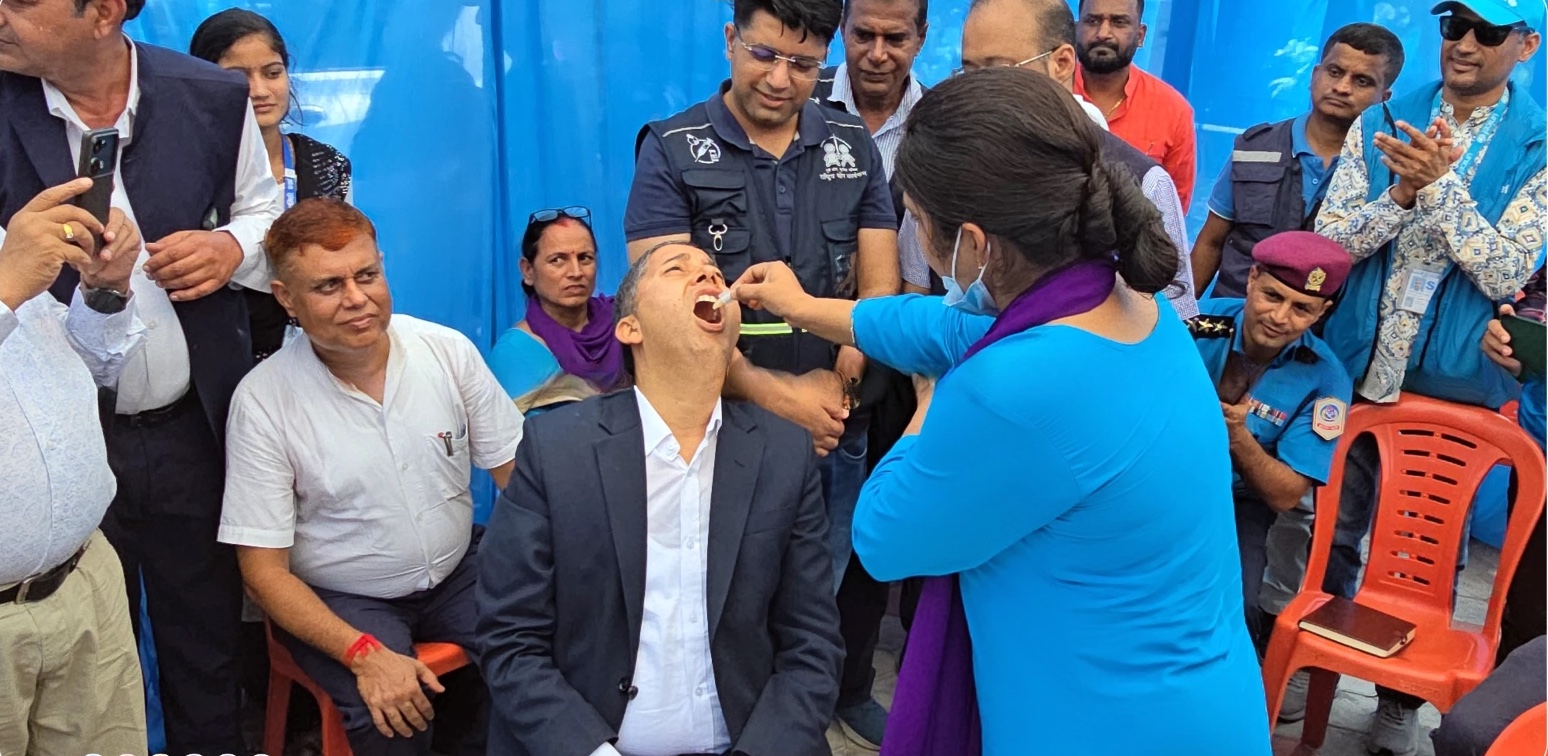 सिडिओ तोयनारायण सुवेदीले पहिलो खोप खाएर पर्सामा हैजाविरुद्धको खोप अभियान सुरु