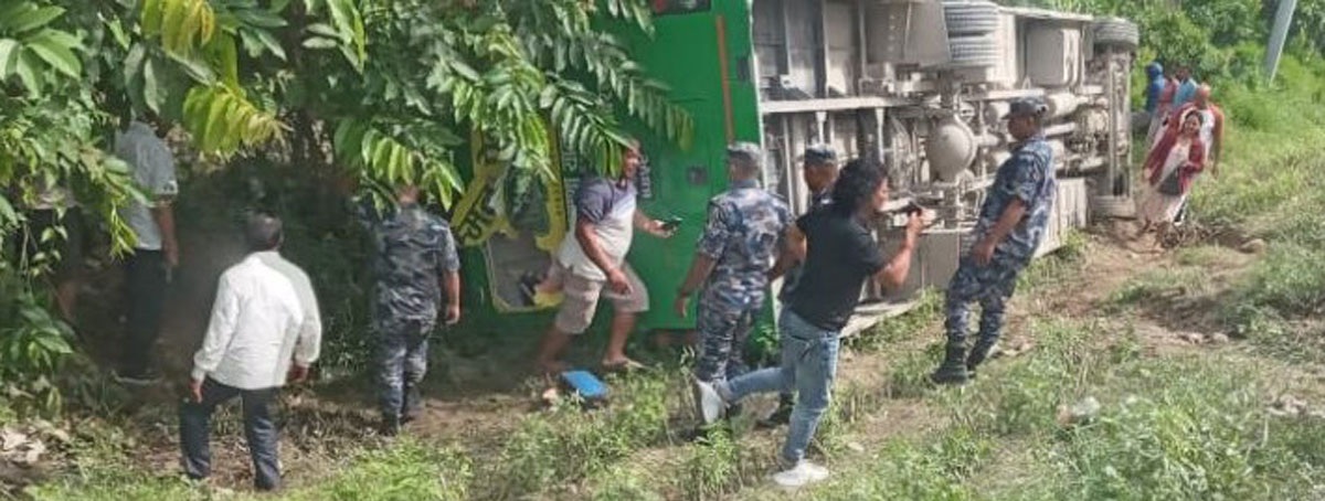 झापाको बुट्टाबारीमा बस दुर्घटना हुँदा, दुई जनाको मृत्यु, १३ जना घाइते