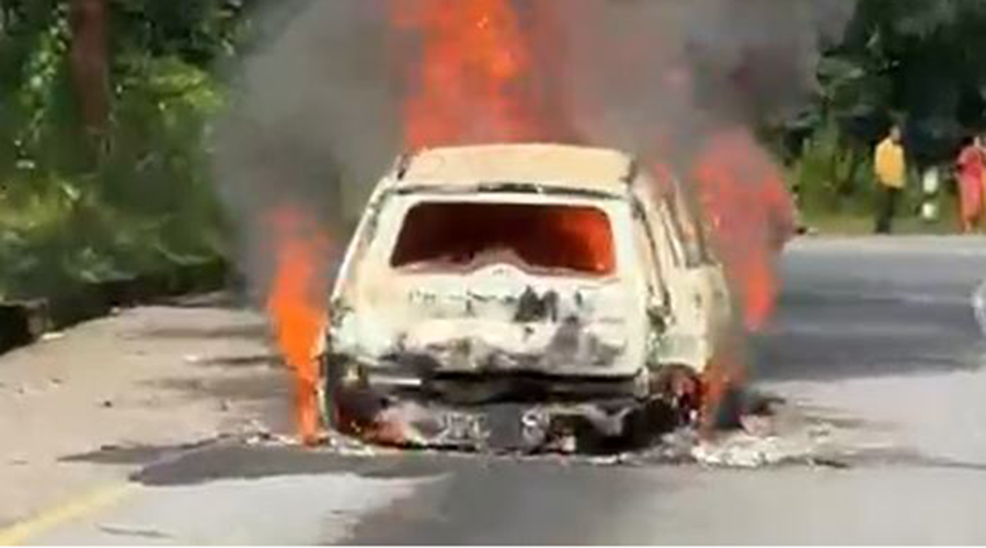 उदयपुरको अधेरीमा गुडिरहेको कारमा अचानक आगलागी, एक जना घाइते