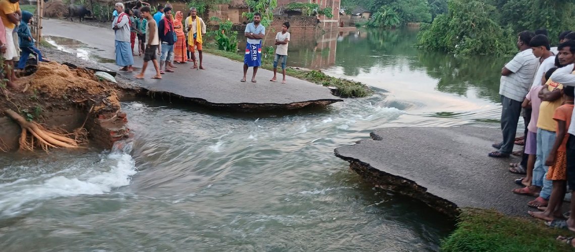 अविरल वर्षाका कारण रौतहटका विभिन्न सडकमा यातायात अवरुद्ध
